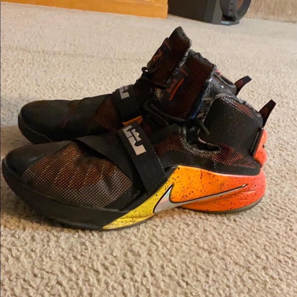 Lebron James Nike basketball shoes - Picture 2 of 5